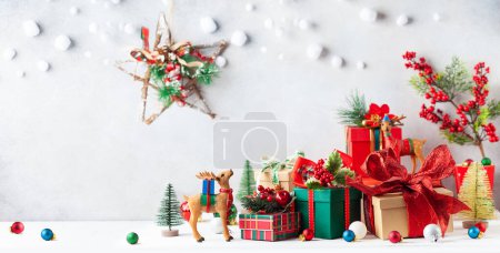 Téléchargez les photos : Coffrets cadeaux de Noël ou Nouvel An et ornements de Noël sur table en bois. Décorations festives et cadeaux pour les vacances d'hiver. - en image libre de droit