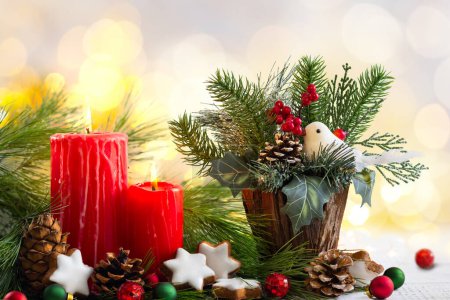 Téléchargez les photos : Bougies rouges de Noël, boules de Noël, biscuits à la cannelle, cônes de pin et branches. Concept vacances d'hiver. - en image libre de droit