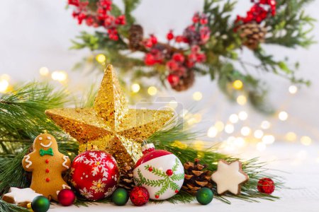 Téléchargez les photos : Nature morte de Noël avec étoile et boules de Noël, décoration festive et biscuits au pain d'épice de Noël. - en image libre de droit