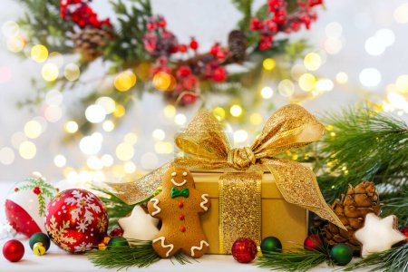 Téléchargez les photos : Nature morte de Noël avec étoile et boules de Noël, coffrets cadeaux, décoration festive et biscuits au pain d'épice de Noël. - en image libre de droit