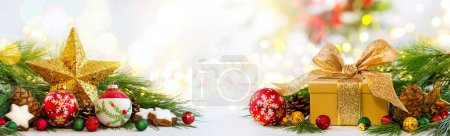 Téléchargez les photos : Nature morte de Noël avec coffrets cadeaux de Noël, décorations festives et branches de sapin. Bannière - en image libre de droit