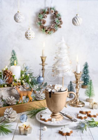 Téléchargez les photos : Nature morte de Noël avec tasse de chocolat chaud, biscuits au pain d'épice, bougies, ornements de Noël. Concept de maison confortable d'hiver - en image libre de droit