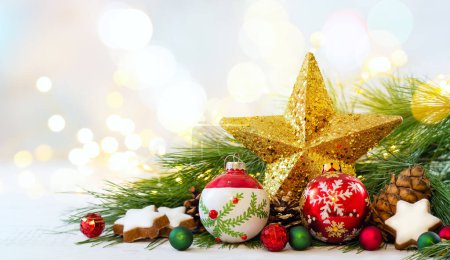 Téléchargez les photos : Nature morte de Noël avec étoile et boules de Noël, décoration festive et biscuits au pain d'épice de Noël. - en image libre de droit
