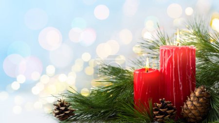 Téléchargez les photos : Bougies rouges de Noël, cônes de pin et branches. Bougies de l'Avent. Concept vacances d'hiver. - en image libre de droit