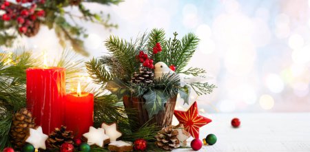 Téléchargez les photos : Carte de voeux de Noël avec bougies rouges, boules et décorations de Noël, biscuits à la cannelle, cônes de pin et branches de sapin. Concept Vacances de Noël. - en image libre de droit