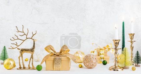 Téléchargez les photos : Composition festive de Noël ou du Nouvel An. Arbres et boules de Noël, bougies, étoiles, coffrets cadeaux. Bannière - en image libre de droit