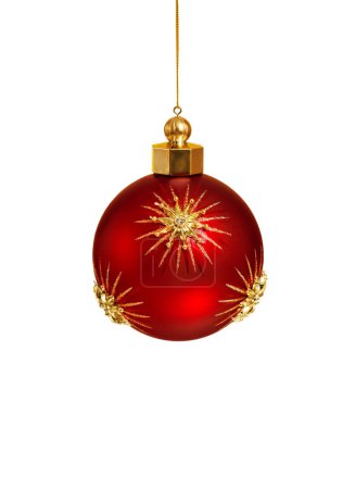 Téléchargez les photos : Boule rouge de Noël avec étoiles dorées sur fond blanc. Ornements de Noël et décor du Nouvel An. - en image libre de droit