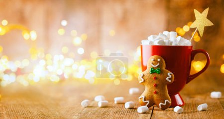 Téléchargez les photos : Biscuit au pain d'épice maison de Noël et tasse de chocolat chaud avec guimauve sur table en bois. Concept de nourriture et boissons de Noël - en image libre de droit
