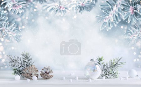 Téléchargez les photos : Fond d'hiver avec branches de sapin neigeux, cônes de pin et boule de Noël transparente. Scène festive d'hiver ou de Noël. - en image libre de droit