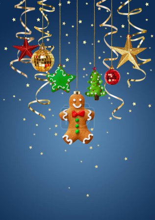 Téléchargez les photos : Biscuits au pain d'épice maison de Noël et décorations de Noël sur fond bleu - en image libre de droit