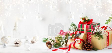 Téléchargez les photos : Noël ou Nouvel An nature morte avec des boîtes-cadeaux et des décorations de Noëlsur une table en bois blanc. Concept festif. - en image libre de droit