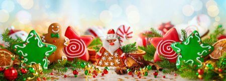 Téléchargez les photos : Composition de Noël avec biscuits au pain d'épices faits à la main, épices d'hiver et décorations de vacances. Bannière. - en image libre de droit