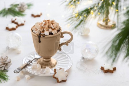 Téléchargez les photos : Tasse de chocolat chaud avec guimauve, biscuits et cannelle sur la table de fête. Tradition Noël hiver boisson sucrée. - en image libre de droit