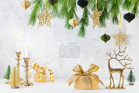 Téléchargez les photos : Composition festive de Noël ou du Nouvel An. Arbre de Noël et boules, bougies, étoiles, coffrets cadeaux. - en image libre de droit