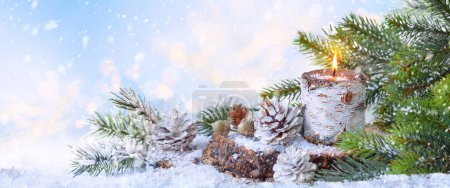Téléchargez les photos : Noël ou Nouvel An Composition de vacances avec bougie allumée, cônes de pin et sapin. Fond de vacances d'hiver. Bannière - en image libre de droit