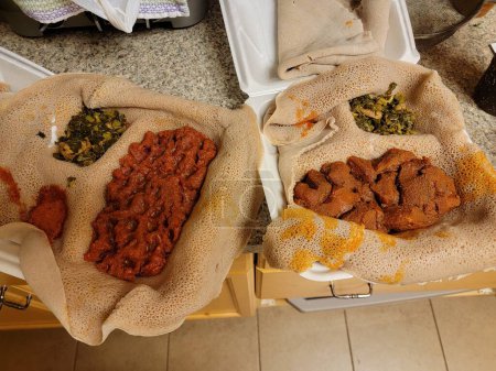 Téléchargez les photos : Ethiopian food gored gored and kitfo raw beef with injera bread - en image libre de droit