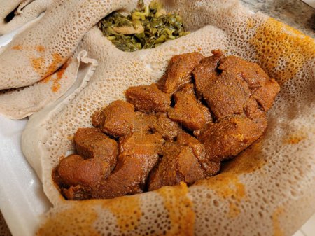 Téléchargez les photos : Ethiopian food delicious and spicy gored gored raw beef with injera bread - en image libre de droit