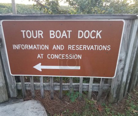 Téléchargez les photos : Tour boat dock sign information and reservations at concession - en image libre de droit