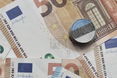 Foto de Moneda en euros con bandera nacional de estonia en el fondo de los billetes en euros - Imagen libre de derechos
