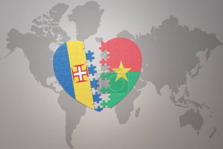 Téléchargez les photos : Coeur de puzzle avec le drapeau national de burkina faso et madère sur un fond de carte du monde. Concept. Illustration 3D - en image libre de droit