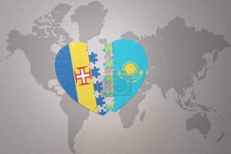 Téléchargez les photos : Coeur de puzzle avec le drapeau national du kazakhstan et de madère sur un fond de carte du monde. Concept. Illustration 3D - en image libre de droit