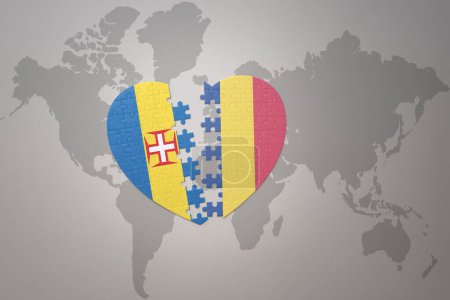 Téléchargez les photos : Coeur de puzzle avec le drapeau national de la Roumanie et de madère sur un fond de carte du monde. Concept. Illustration 3D - en image libre de droit