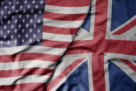 grand drapeau coloré agitant des États-Unis d'Amérique et drapeau national de la Grande-Bretagne. macro
