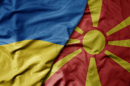 große schwenkende Nationalflagge der Ukraine und Nationalflagge Mazedoniens. Makro