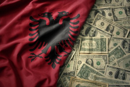 Téléchargez les photos : Grand drapeau national coloré agitant de l'albania sur un fond d'argent dollar américain. concept de financement - en image libre de droit
