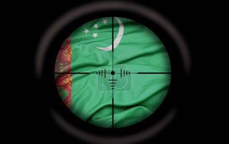Téléchargez les photos : Sniper scope visant le grand drapeau coloré du pays turkmène. concept - en image libre de droit