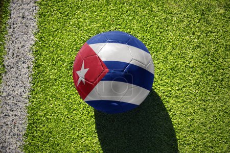 Foto de Pelota de fútbol con la bandera nacional de Cuba en el campo verde cerca de la línea blanca - Imagen libre de derechos