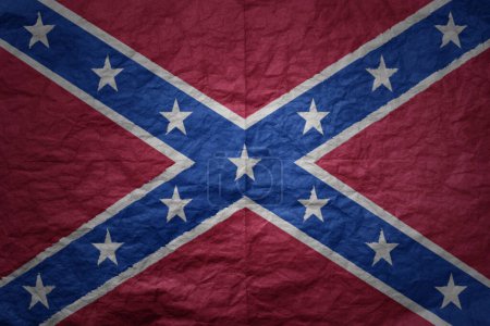 Téléchargez les photos : Coloré grand drapeau confédéré national sur un vieux fond de texture de papier grunge - en image libre de droit