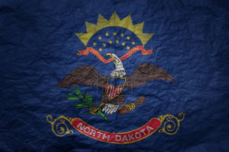 Téléchargez les photos : Grand drapeau national coloré de l'état du dakota du nord sur un vieux fond de texture de papier grunge - en image libre de droit