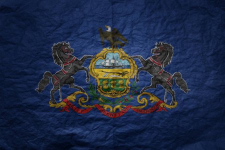 Téléchargez les photos : Coloré grand drapeau national de l'état de la pennsylvanie sur un vieux fond de texture de papier grunge - en image libre de droit