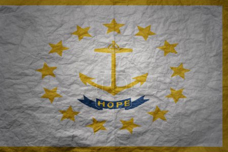 Téléchargez les photos : Coloré grand drapeau national de l'état de l'île de rhode sur un vieux fond de texture de papier grunge - en image libre de droit