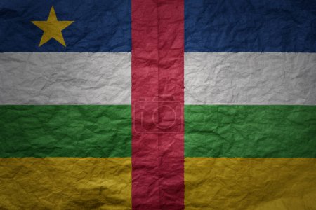 Téléchargez les photos : Coloré grand drapeau national de la République centrafricaine sur un vieux fond de texture de papier grunge - en image libre de droit