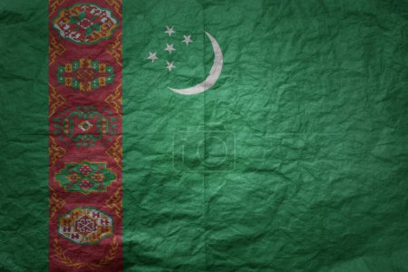 Téléchargez les photos : Grand drapeau national coloré du turkmène sur un vieux fond de texture de papier grunge - en image libre de droit