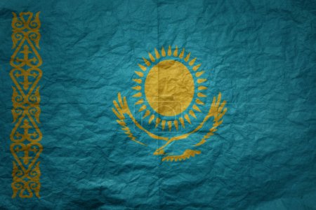 Téléchargez les photos : Grand drapeau national coloré du kazakhstan sur un vieux fond de texture de papier grunge - en image libre de droit
