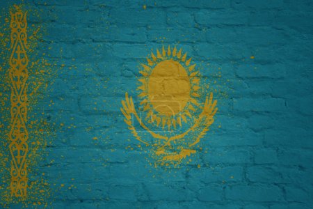 Téléchargez les photos : Coloré peint grand drapeau national du kazakhstan sur un mur massif de briques anciennes - en image libre de droit