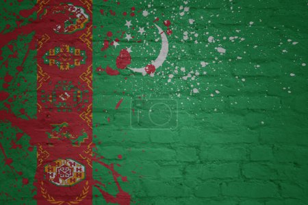 Téléchargez les photos : Coloré peint grand drapeau national de Turquie sur un mur de briques massif vieux - en image libre de droit