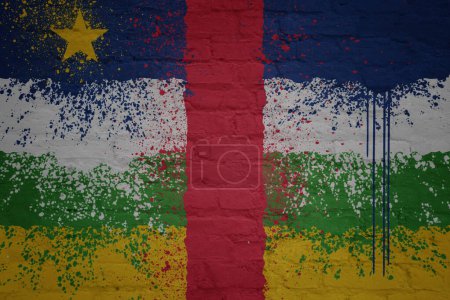 Téléchargez les photos : Coloré peint grand drapeau national de la République centrafricaine sur un mur massif de briques anciennes - en image libre de droit