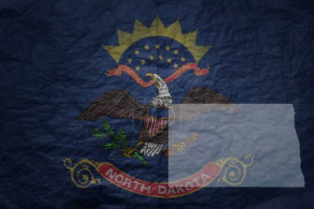Téléchargez les photos : Grand drapeau national coloré et carte de l'état du dakota du nord sur un vieux fond de texture de papier grunge - en image libre de droit