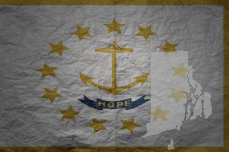 Téléchargez les photos : Grand drapeau national coloré et carte de l'état de l'île de rhode sur un fond de texture vieux papier grunge - en image libre de droit