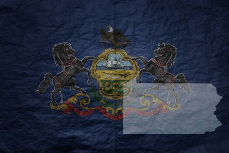 Téléchargez les photos : Grand drapeau national coloré et carte de l'état de la pennsylvanie sur un vieux fond de texture de papier grunge - en image libre de droit
