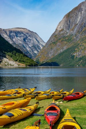 Foto de Kayaks rojos y amarillos - Naeroyfjord Gudvangen Fjordtell Noruega - Imagen libre de derechos