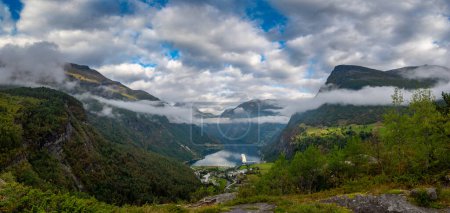 Téléchargez les photos : Nature à couper le souffle : montagnes, brouillard, fjord, ferry, nuages. Destination de voyage tranquille et captivante. - en image libre de droit