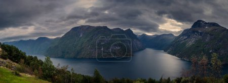 Téléchargez les photos : Tafjord Valldal Norvège Belle vue sur le Fjord - en image libre de droit