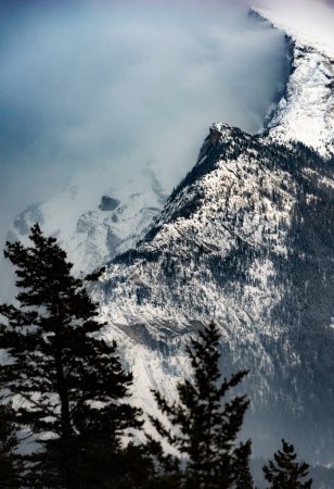 Téléchargez les photos : Le mont Rundle s'élève majestueusement, sa crête couverte d'un beau brouillard épais Parc national Banff Alberta Canada - en image libre de droit