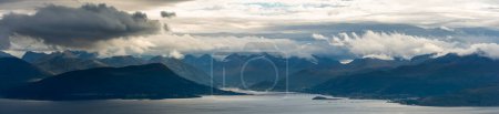 Foto de Ciudad de Molde en la orilla del Moldefjord, provincia de More og Romsdal, Noruega - Imagen libre de derechos