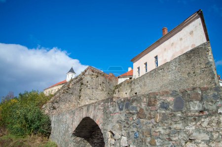 Téléchargez les photos : Ancien bâtiment, mur de pierre contre le ciel - en image libre de droit